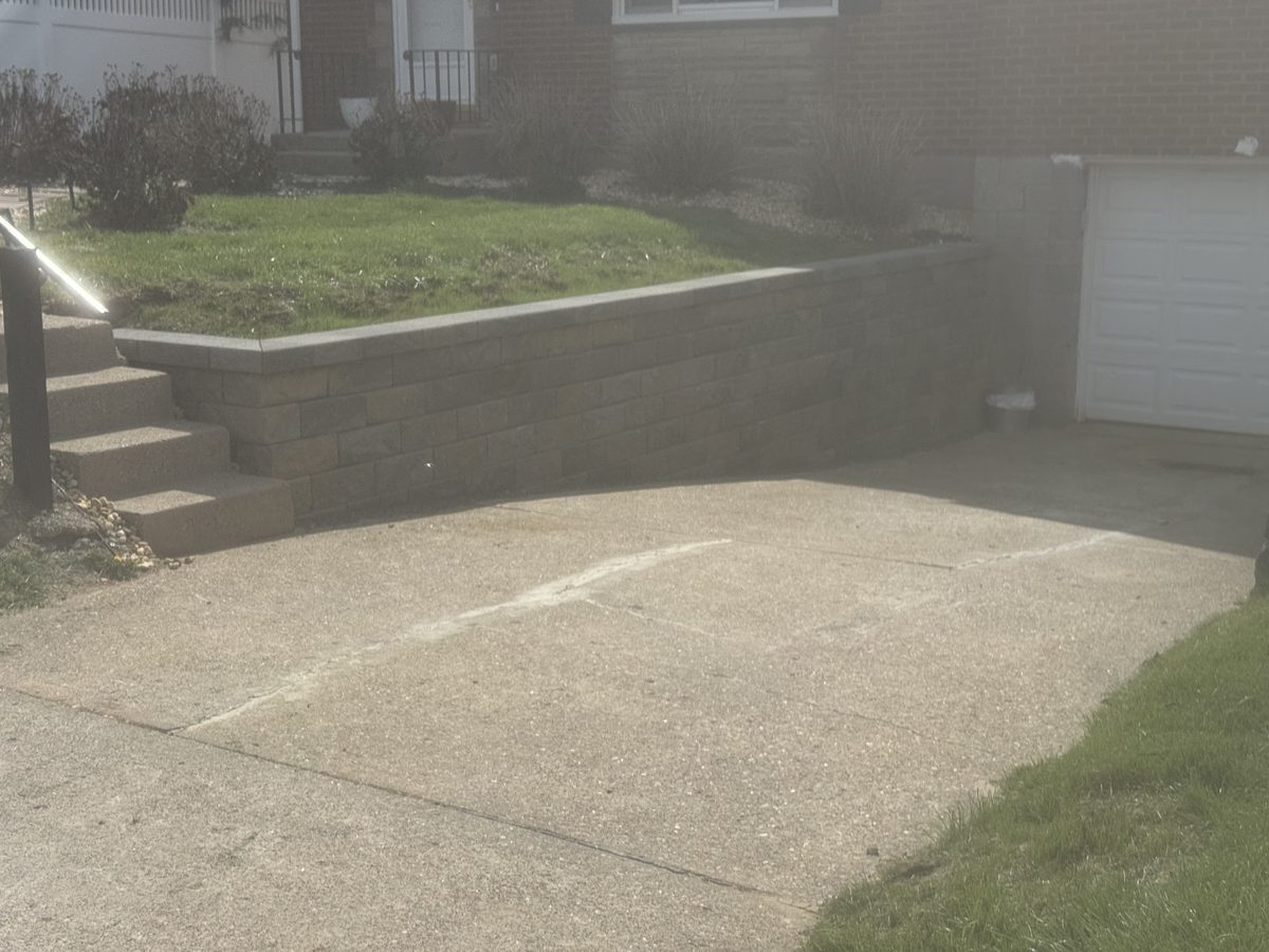 Landscape retaining wall with integrated steps